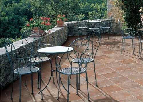 Outdoor living space - Tile